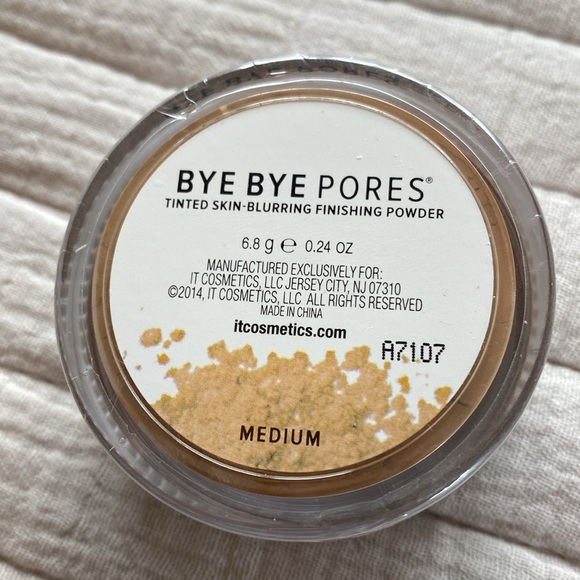 it Cosmetics Bye Bye Pores tinted finishing powder, Medium tint - Picture 3 of 9